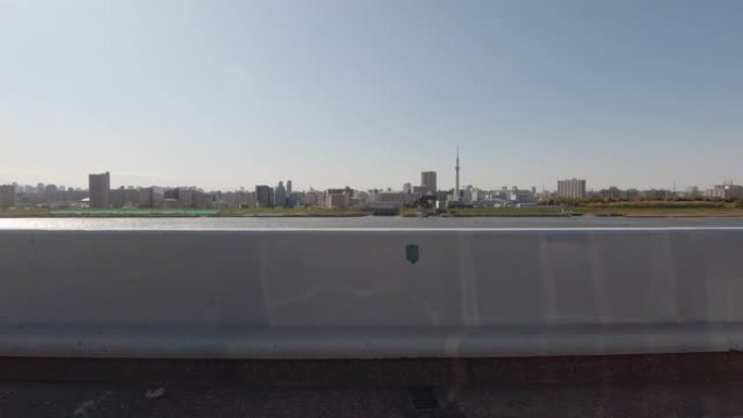 在高速公路上行驶/从汽车侧视/东京天空Tre