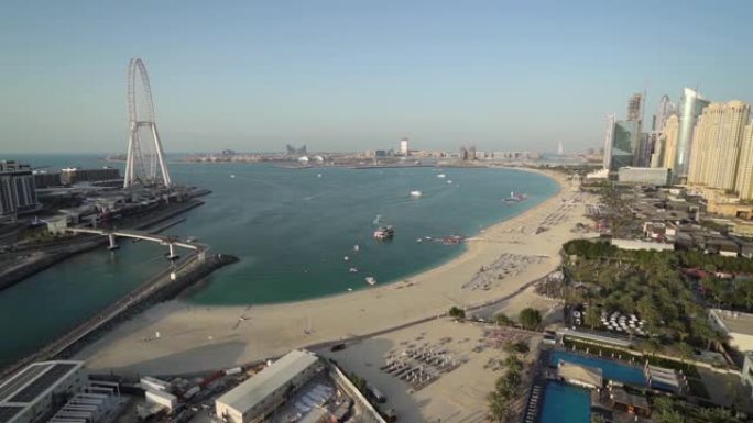 迪拜码头蓝水海滩和高楼的景色