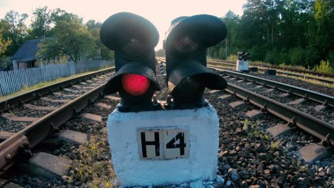 信号量。带有显示红灯的信号量的铁路。