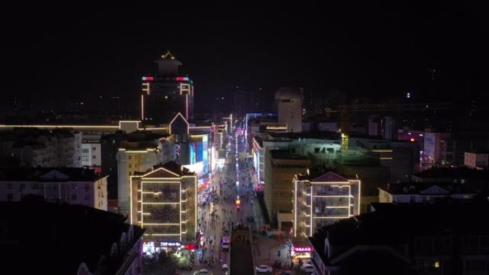 夜间照明青岛市著名步行街空中全景4k中国