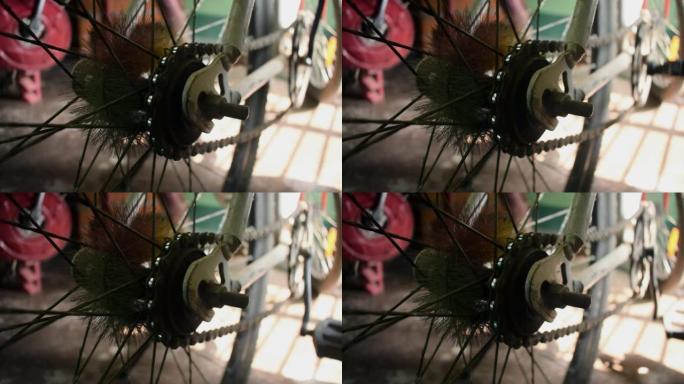 划桨时自行车链条绕圈运行。近距离观察后轮视图。循环修复视频剪辑