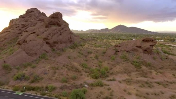亚利桑那州凤凰城外的山脉和道路上的太阳落山鸟瞰图