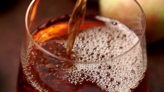 苹果汁放入玻璃杯中关闭选择性聚焦健康饮料