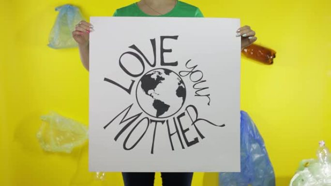 举着抗议海报的面目全非的女人爱你的地球母亲。环境塑料污染