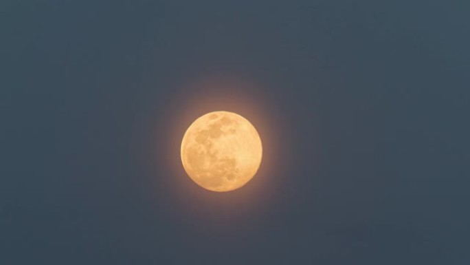 晚上有蓝天背景的满月特写镜头，云朵移动，月光闪耀，远摄镜头4k视频。