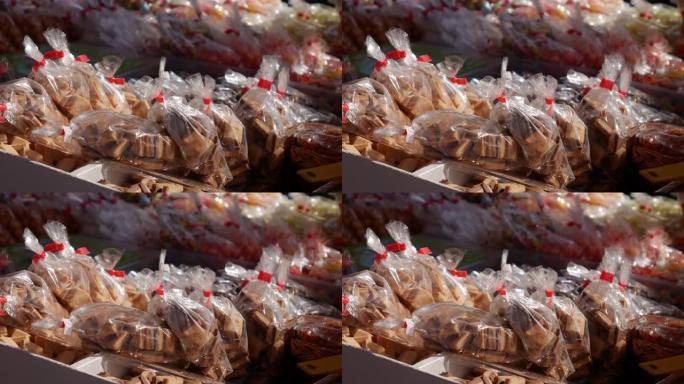 在街头拍卖会上打包糖果。