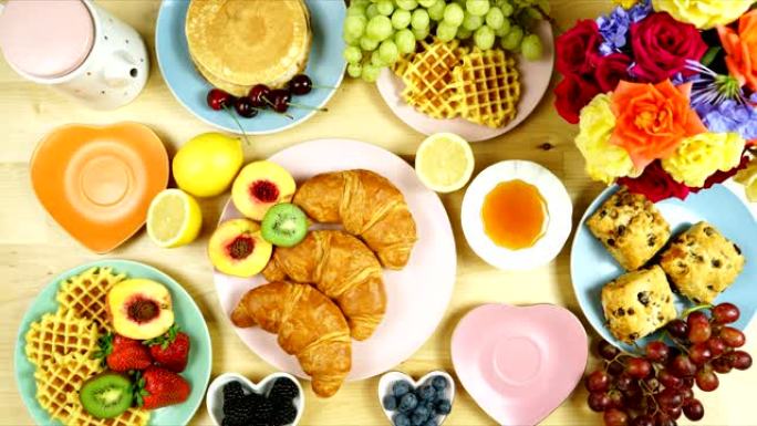 放纵的早餐公寓配有羊角面包、煎饼、华夫饼和水果。