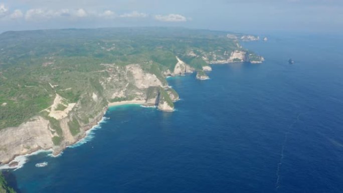 巴厘岛努沙佩尼达 (Nusa Penida) 被海水冲刷的热带岛屿的鸟瞰图