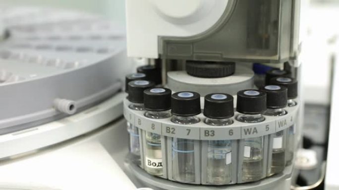 在气相色谱仪上进行药物研究。实验室条件下化学成分的研究医药行业。医学科学家的科学工作。