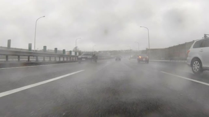 在多雨的高速公路上行驶/后视图