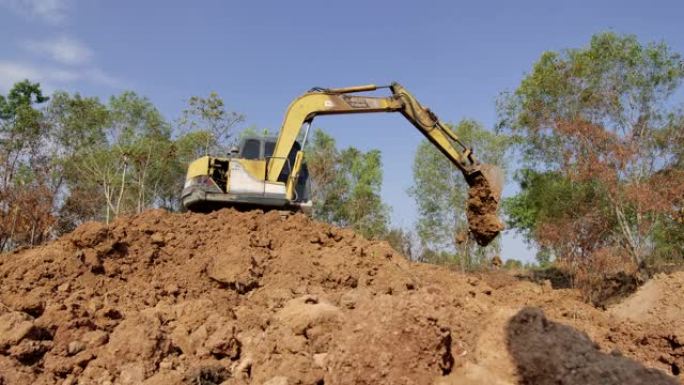慢动作，挖掘机铲子挖入地面