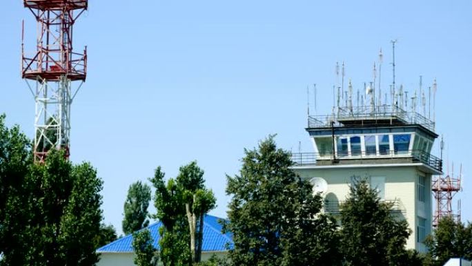 空中交通管制塔的外部视图。4K