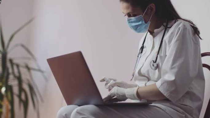 戴着手套的医护人员使用抗菌湿巾消毒笔记本电脑库存视频