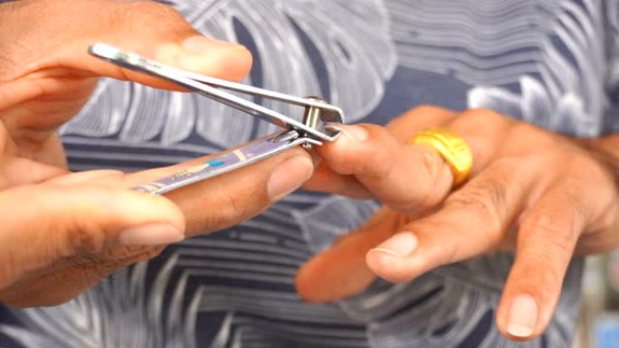 一个男人用指甲刀剪指甲