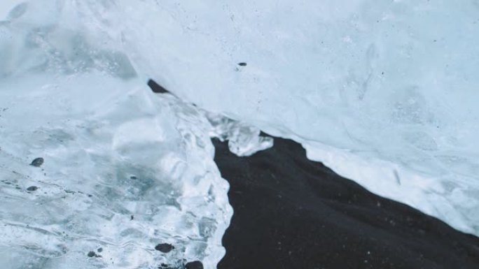 冰岛的钻石海滩或Jokulsarlon冰山海滩。冰岛火山海滩上的水晶冰融化。慢动作镜头