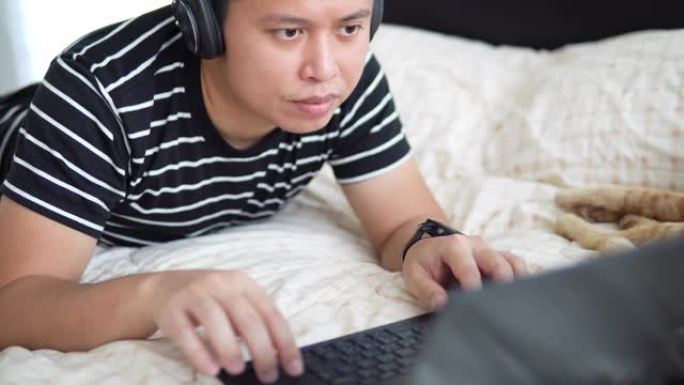 亚洲人在家使用电脑。