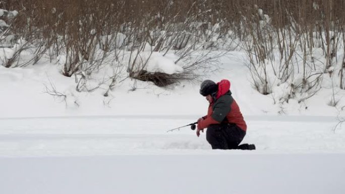 冰上钓鱼。渔民在冰冻的河上捕鱼。冬天抓鱼的人。4K