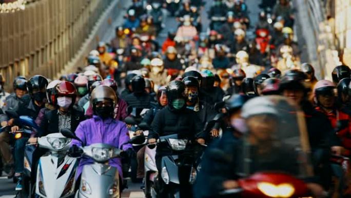 摩托车瀑布，拥挤的人在台北骑踏板车