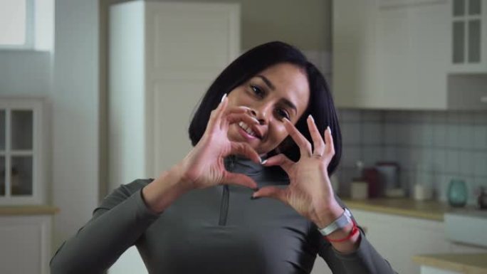 非裔美国女孩用手做心脏标志