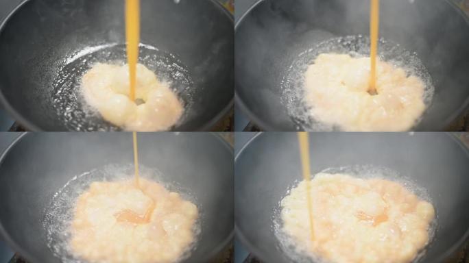 煎蛋用热油锅。