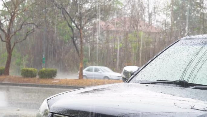 大雨中的汽车大雨中的汽车