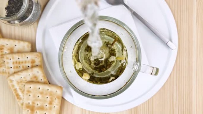 茉莉花绿叶绿茶用开水冲泡。