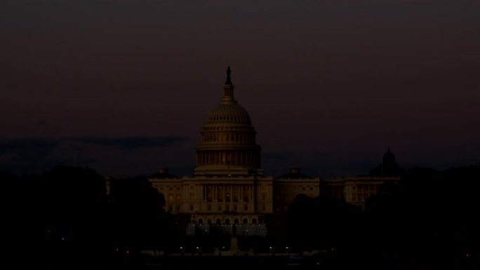 夜色中的美国华盛顿特区国会大厦和参议院大厦