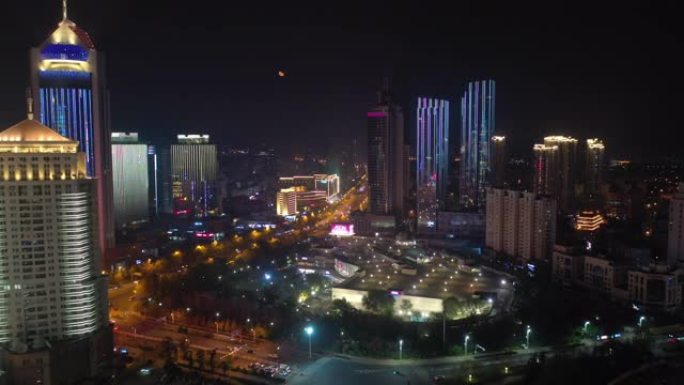 夜灯青岛市市中心著名购物中心交通街道航空全景4k中国