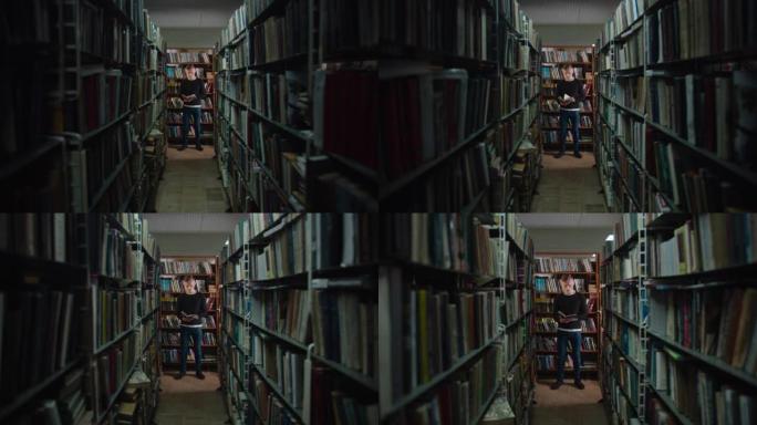 那家伙正站在书架之间，在窗户的光线下看书。4k