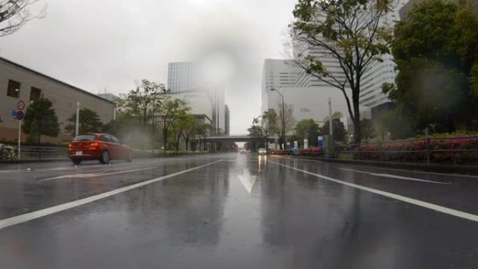 驾车穿越多雨的城市/后视图