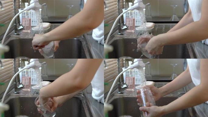 女人洗水杯。
