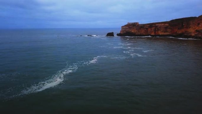 大西洋海岸的一个标志性的地方，大浪冲浪的麦加。在Zon北峡谷的拿撒勒灯塔，地方与欧洲最大的海浪，拿撒