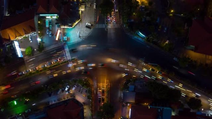 夜光巴厘岛长谷著名繁忙交通街道十字路口空中延时俯冲全景4k印度尼西亚