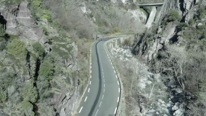 沿路的山河，空中全景无人机可以看到风景秀丽的高速公路，被云雾覆盖的美丽景观，桥梁和高架桥，沿路的山河