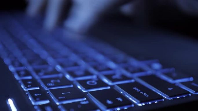 男人向社交网络写信息。电脑黑客键入代码病毒电脑在键盘上深夜工作。记者在媒体上写文章。在笔记本电脑上工