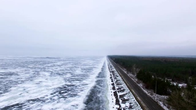 4k天线。冬季道路靠近冰冻的大海或湖泊。冬季王国。风景