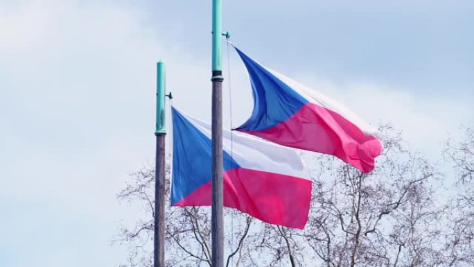 捷克国旗在阳光明媚的天气中随风飘扬。