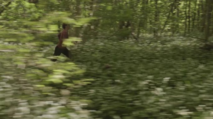 在森林中央快速奔跑的女人