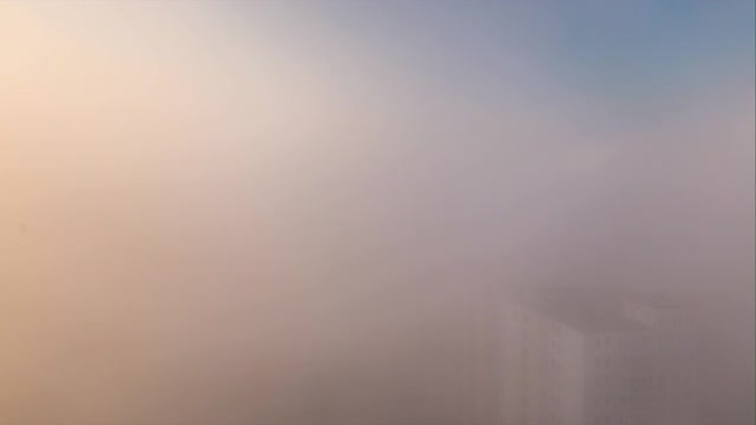 日出有雾时间明斯克市中心屋顶全景4k延时白俄罗斯