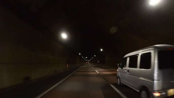 高速公路隧道中的POV汽车行驶