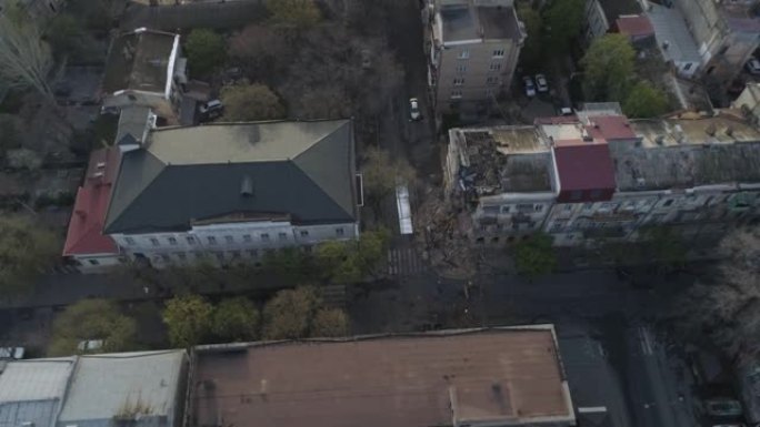 乌克兰敖德萨，04.09.2020破坏市中心的旧建筑。密集发展的问题。人们失去了家园。鸟瞰城市。这些
