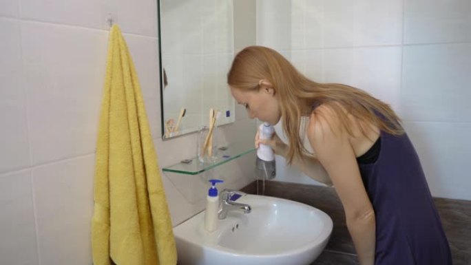 一名年轻女子使用便携式牙线器牙科口腔冲洗器清洁牙齿。牙齿护理概念