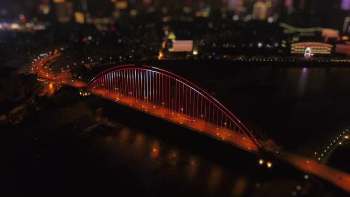 夜间照明武汉市著名交通桥梁河畔航空全景4k倾斜换挡中国