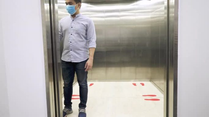 新型冠状病毒肺炎爆发后，人们使用电梯。