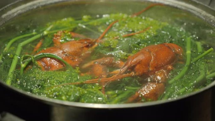 在平底锅中烹饪小龙虾美味