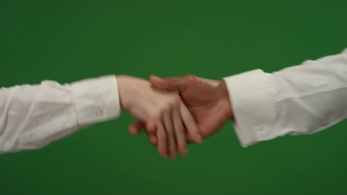 CU男子在绿屏上握着女人的手