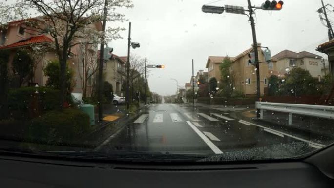 雨天/住宅区驾驶汽车