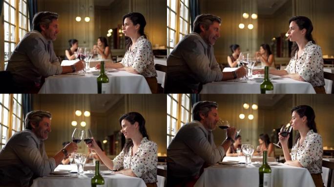丈夫和妻子在情人节期间在一家餐厅庆祝敬酒