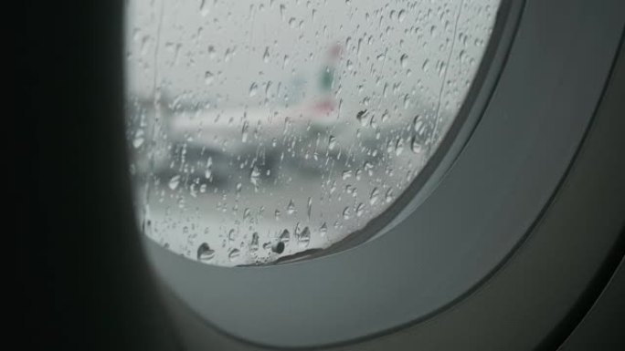 飞机在雨天起飞