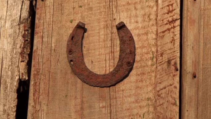 生锈的马蹄铁钉在木板上。